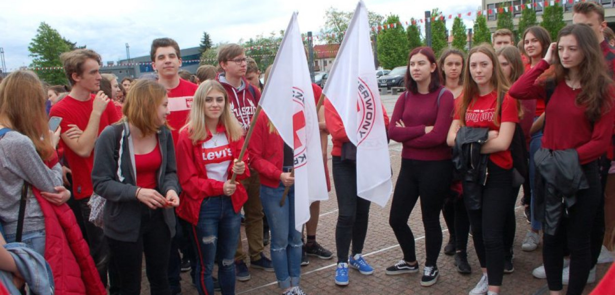 Licealiści byli ubrani w czerwone koszulki