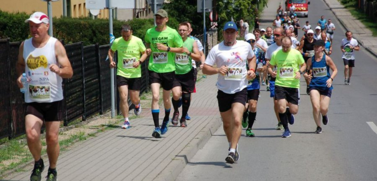 Uczestnicy ubiegłorocznego biegu na trasie
