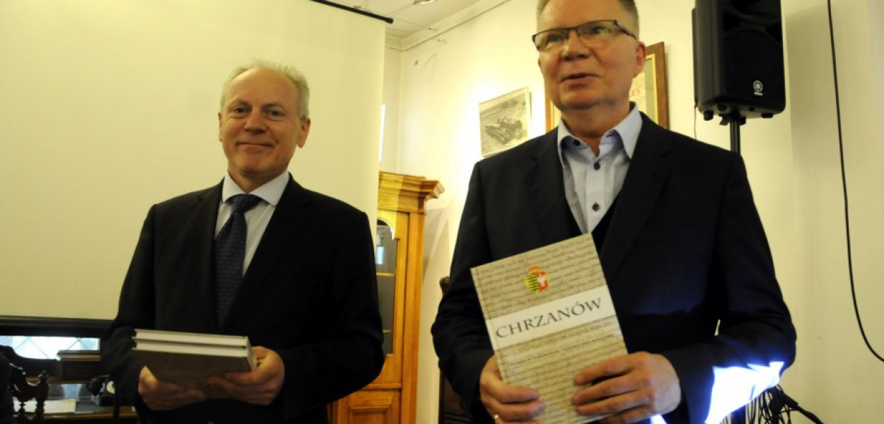 Dyrektor Muzeum w Chrzanowie Zbigniew Mazur i radny Ryszard Kosowski (poprzedni burmistrz) podczas promocji książki &quot;Chrzanów w średniowieczu i wczesnej epoce nowożytnej&quot;