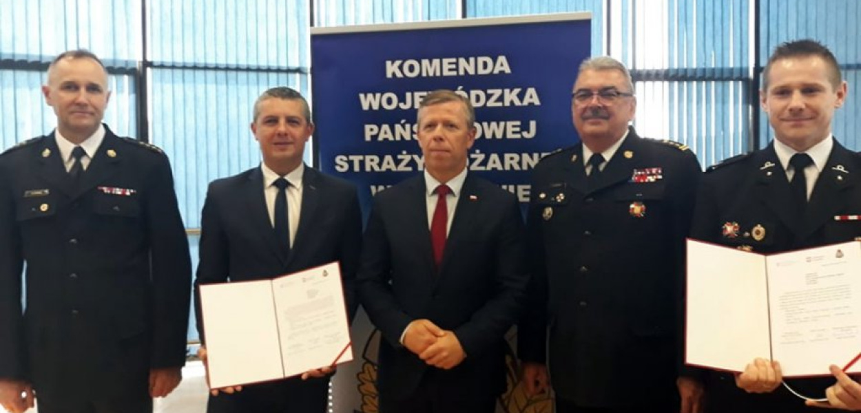 Komendant Powiatowy PSP w Chrzanowie Andrzej Dybał, zastępca wójta Babic Dawid Pierzchała, wojewoda małopolski Piotr Ćwik, Małopolski Komendant Wojewódzki PSP Marek Bębenek oraz skarbnik OSP w Zagórzu Robert Sokoliński. Fot. Z archiwum Urzędu Gminy w Babicach.