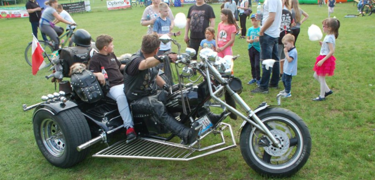 Wielu chętnych czekało na przejażdżkę motocyklem prowadzonym przez Wiesława Świderskiego