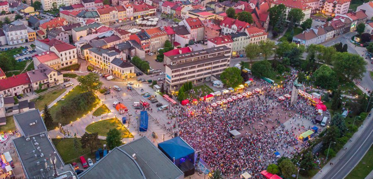 Plac Tysiąclecia w niedzielny wieczór fot. Robert Wall studiowall.pl