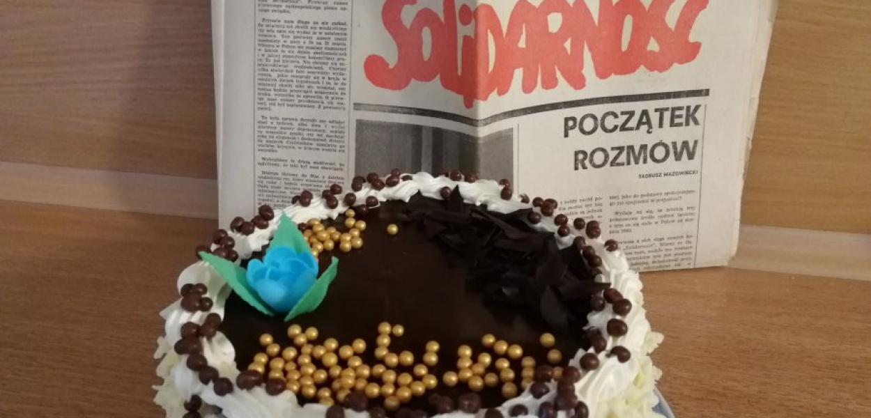 Jest święto, jest tort. O do czytania przy kawie pierwszy numer tygodnika Solidarność z 1981 r. 