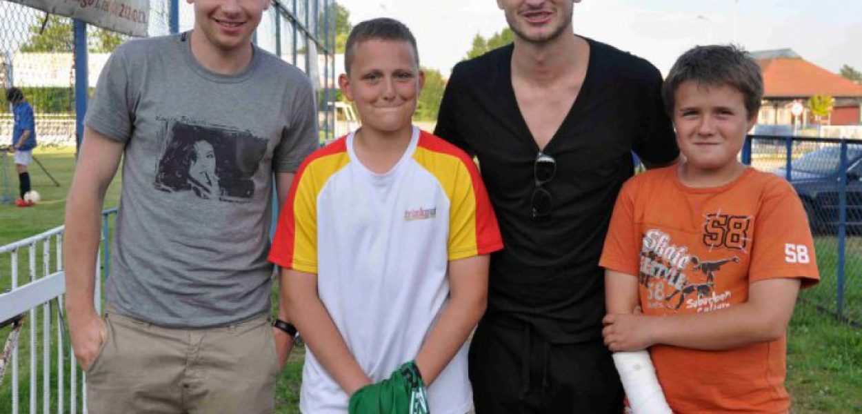 W czerwcu 2014 r. był czas na pamiatkowe zdjęcie. Mateusz Klich (drugi z prawej) i Tomasz Kupisz (pierwszy z lewej) oraz wychowankowie Świtu: Sebastian Kuflik (pierwszy z prawej) i Krzysztof Stec
