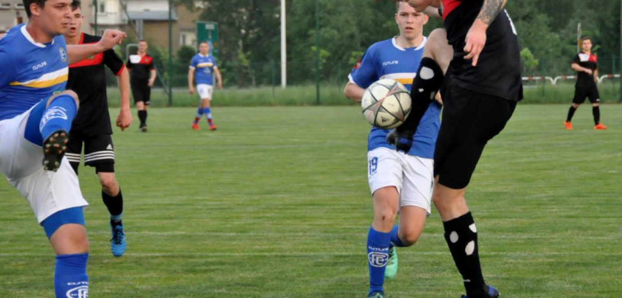 Beniamin Łuczak za moment zdobędzie trzeciego gola dla MKS Libiąż w meczu z Fablokiem Chrzanów