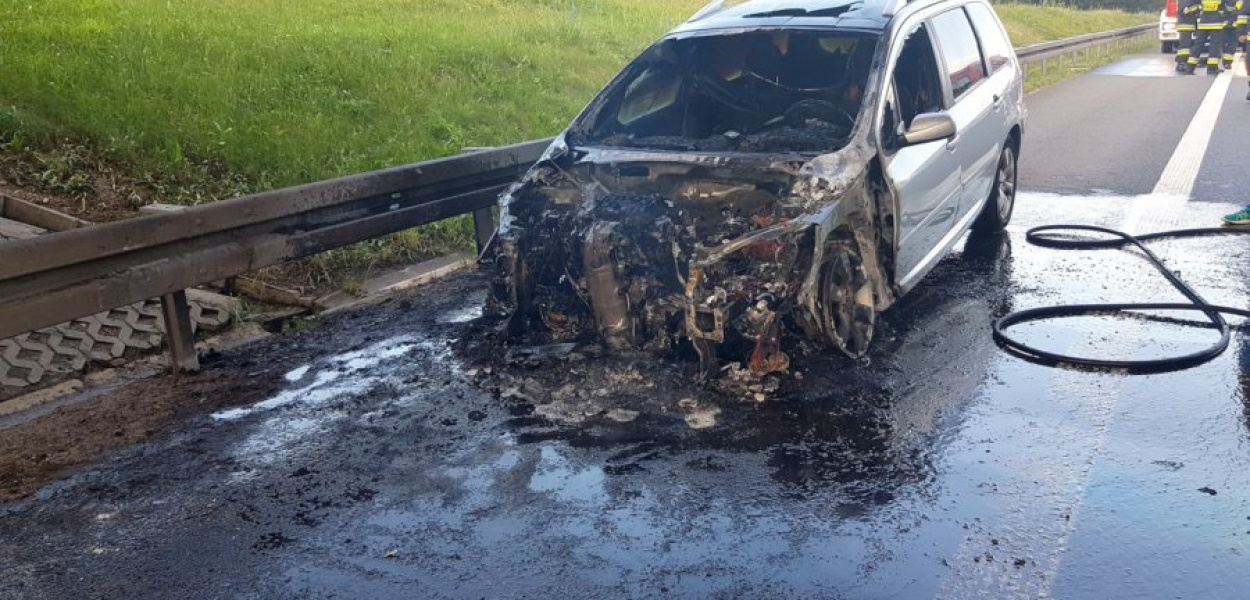 Tyle zostało z peugeota, który we wtorek zapalił się na A4. FOT. OSP Tenczynek