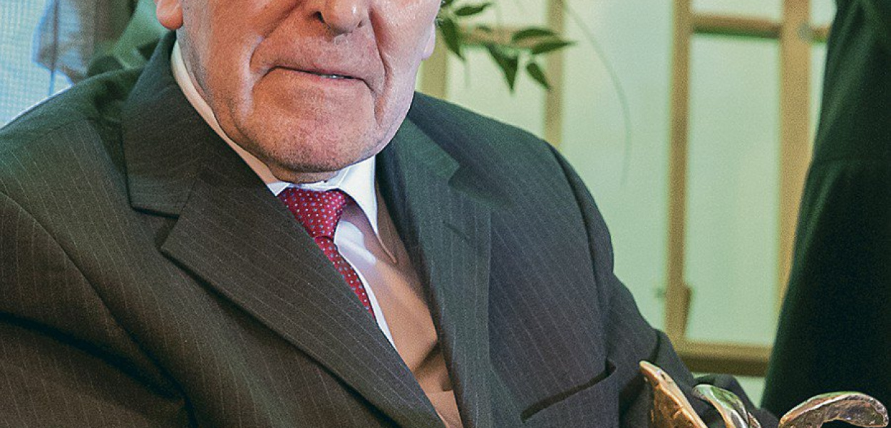 Roman Żbik z otrzymaną w styczniu 2019 r. statuetką „Źródło Sukcesu” przyznaną przez burmistrza Krzeszowic w kategorii „Człowiek”.