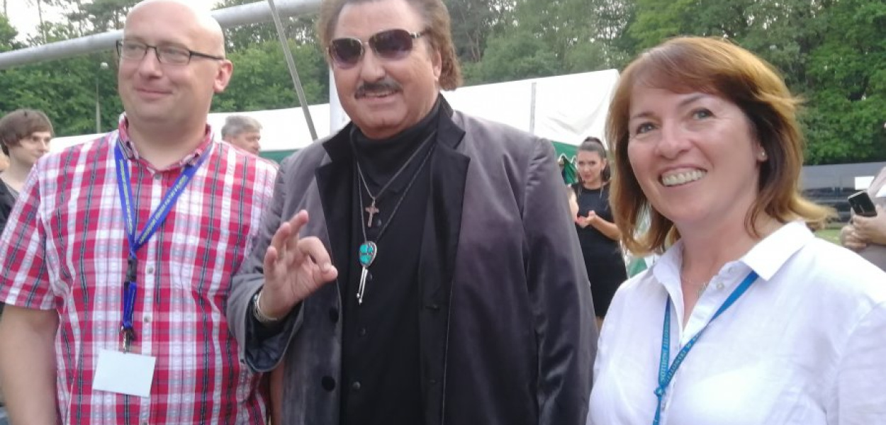 Zdjęcia? Proszę bardzo! Marek Skowronek - dyrektor SOK w Alwerni, główny dyrygent dni miasta, Krzysztof Krawczyk  i burmistrz Beata Nadzieja-Szpila