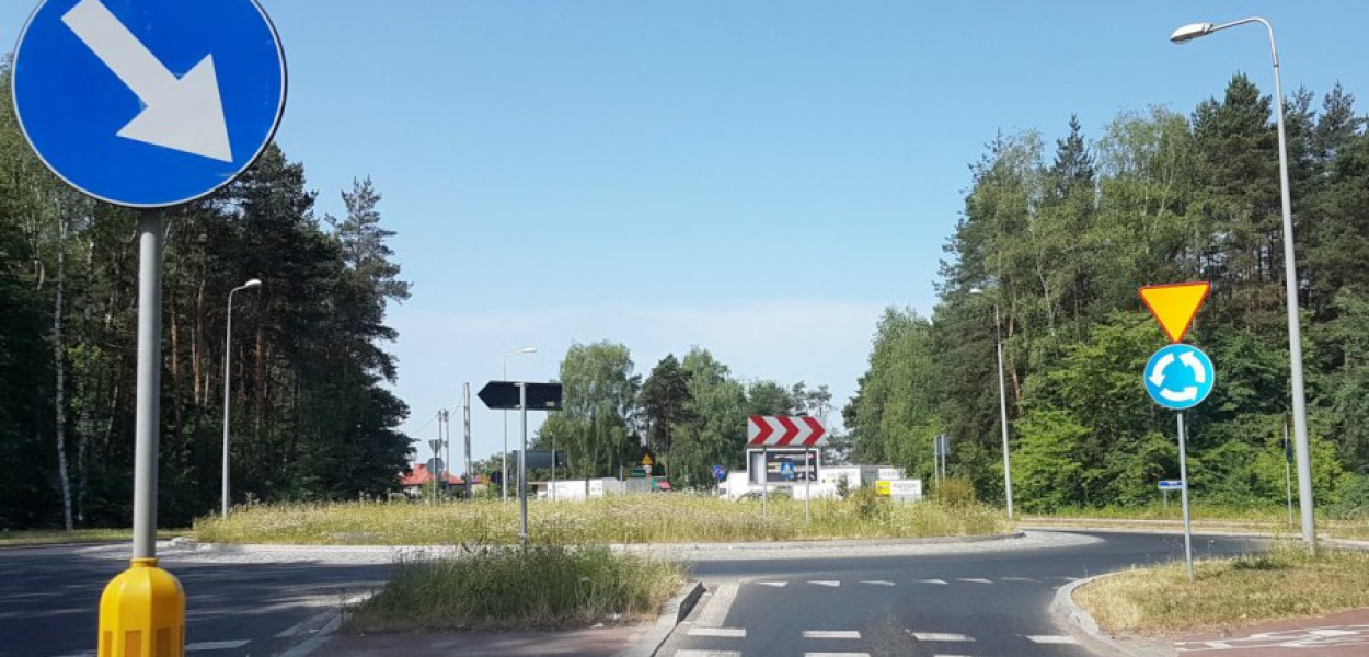 Rondo Pileckiego zarasta trawą