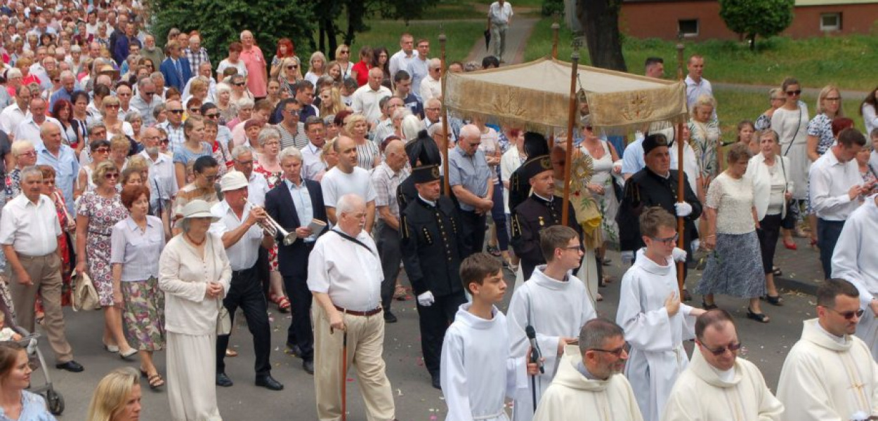 Procesja na ulicy Świętokrzyskiej