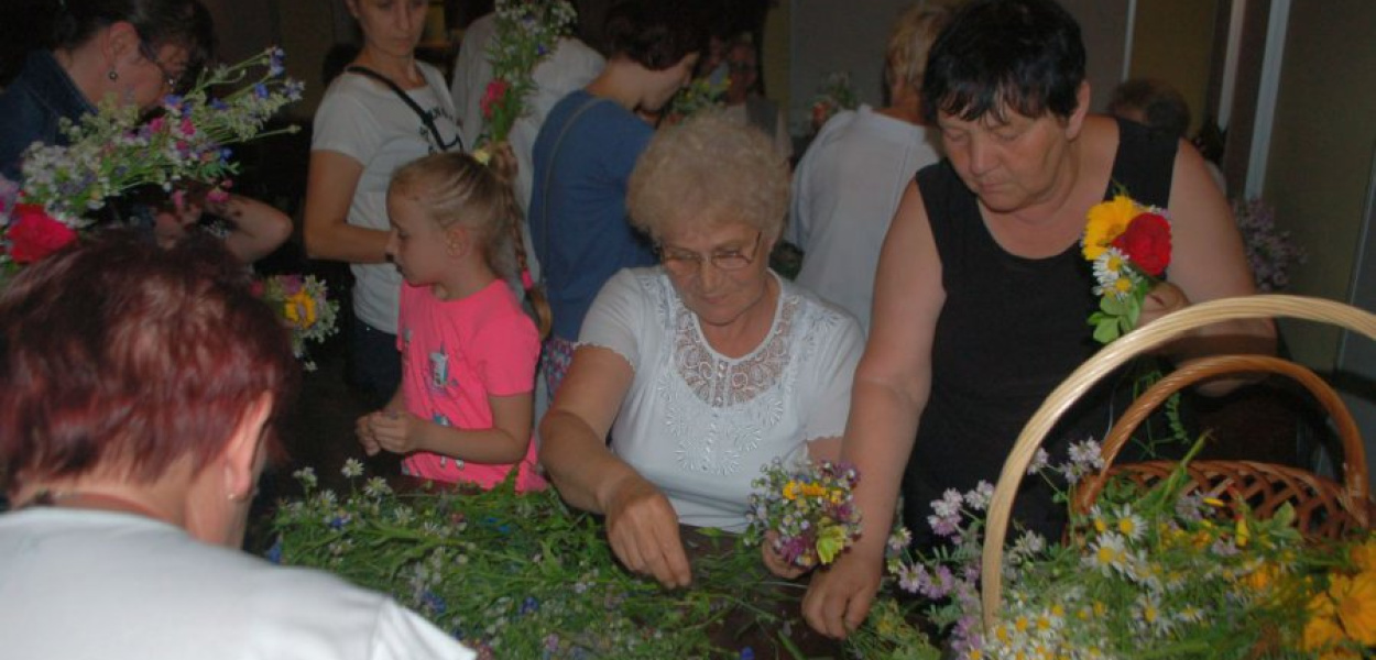 Gospodynie plotą wianki w Starej Kotlowni