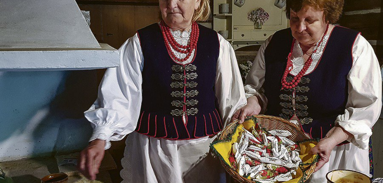 Masę na krówki miesza Kazimiera Kadłuczka, a gotowe cukierki prezentuje Barbara Kołodziej. FOT. GRAŻYNA KAIM