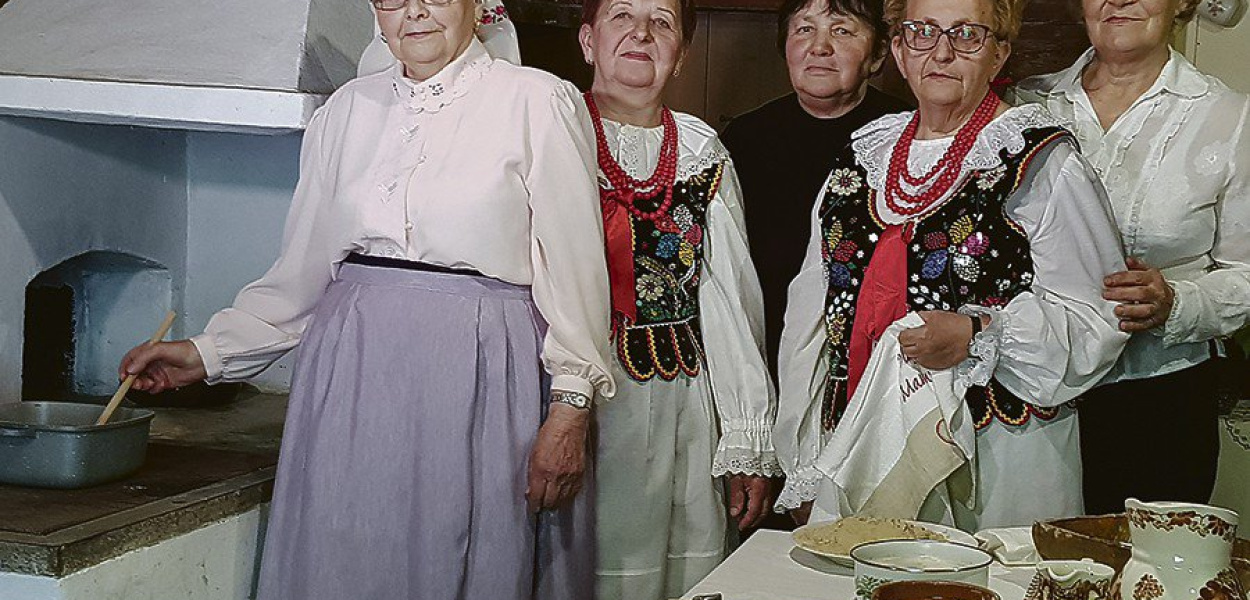 Przepis na kluski tlone przygotowały gospodynie z Luszowic: Prakseda Kasprzyk, Małgorzata Grygierczyk, Jadwiga Pietrzyk (przewodnicząca KGW), Barbara Dudek i Grażyna Malczyk