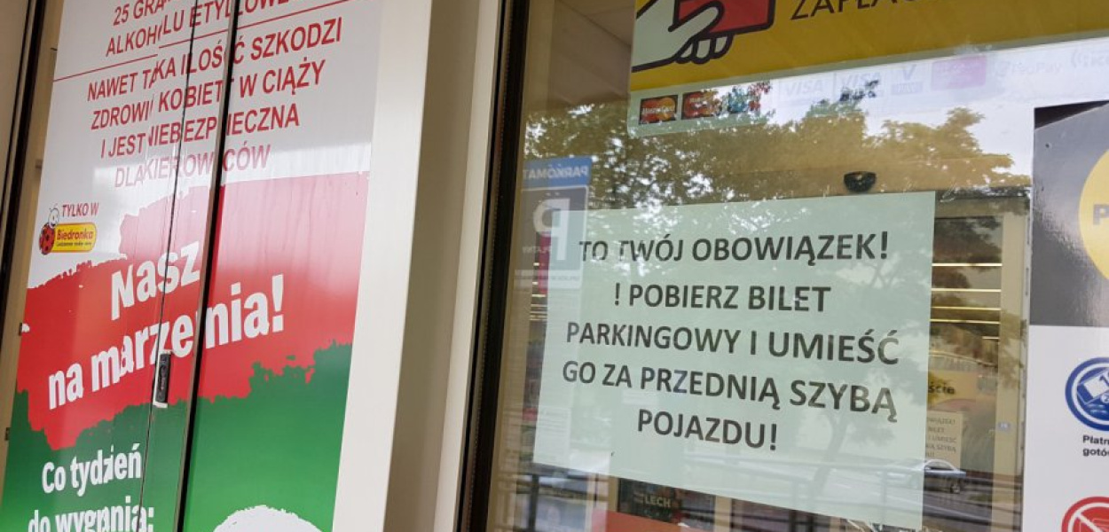 Takie kartki wiszą na Biedronce przy ul. Świętokrzyskiej w Chrzanowie