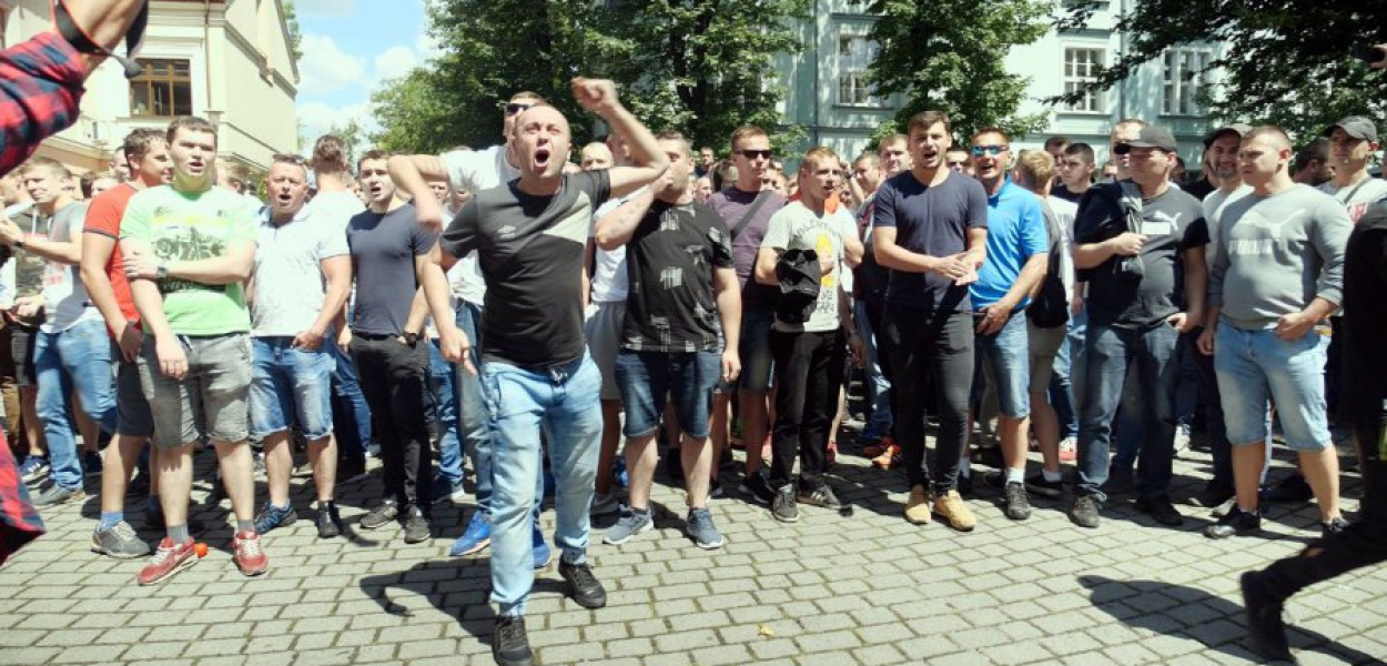 Podczas poniedziałkowej pikiety pod siedzibą zarządu TAURON Wydobycie. Fot. jaw.pl