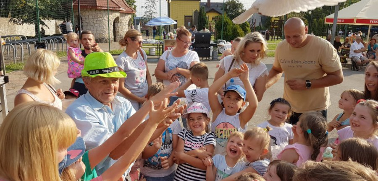 Józef Szklarczyk wypuścił w niebo gołębie