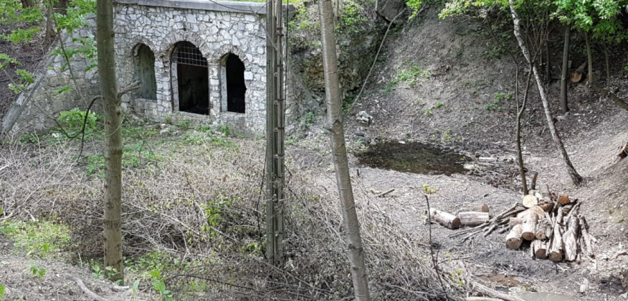 Wejście do tunelu widoczne jest z drogi na Balaton