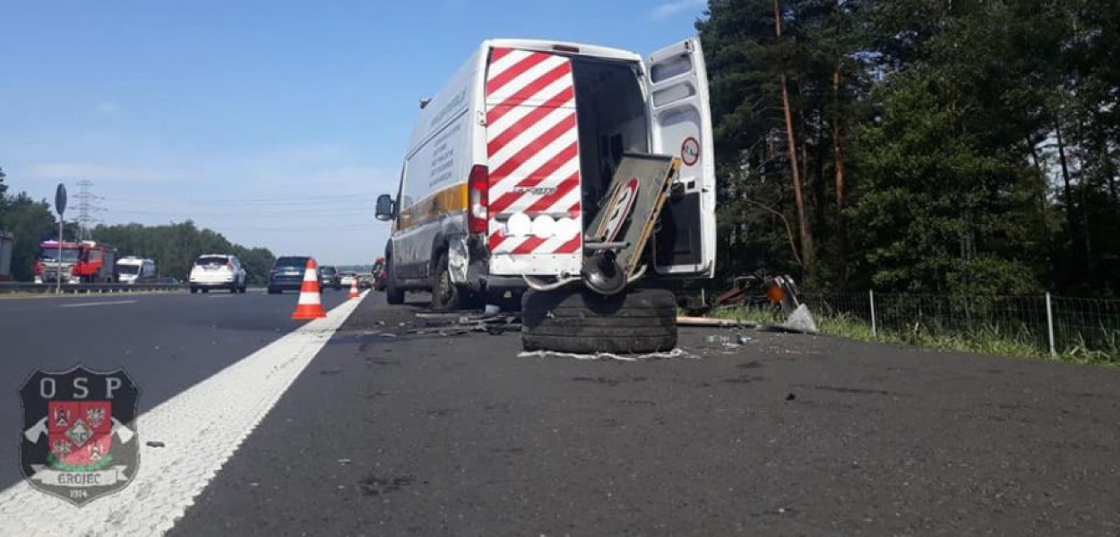 Volvo uderzyło w tył samochodu służby drogowej. FOT. OSP GROJEC
