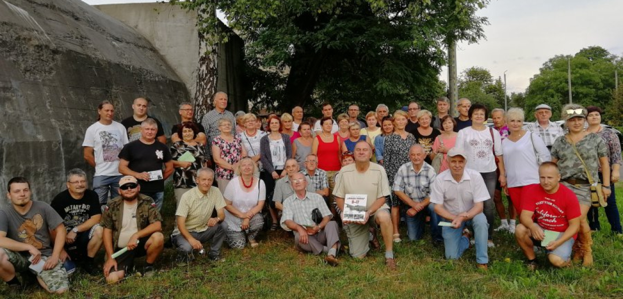 Trzebinia. Uczestnicy spotkania z lokalną historią przy schronie przy ul. Fabrycznej wybudowanym przez Niemców dla oficjeli w marcu 1943 r.