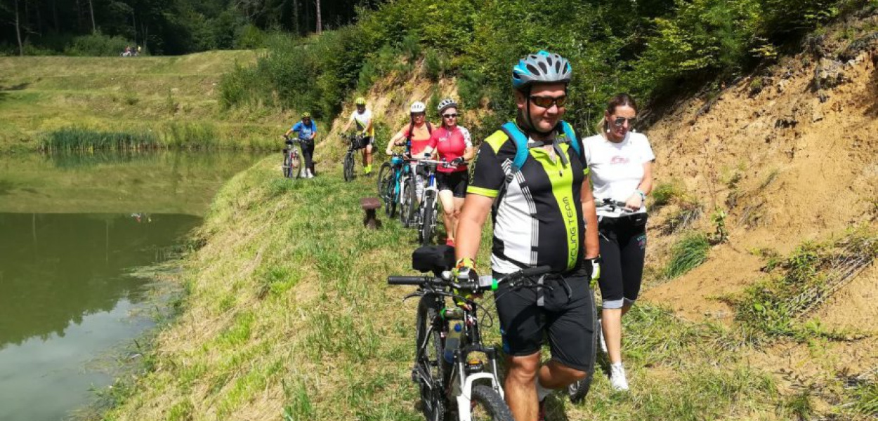 Uczestnicy wycieczki nad stawami kaskadowymi w Pogorzycach