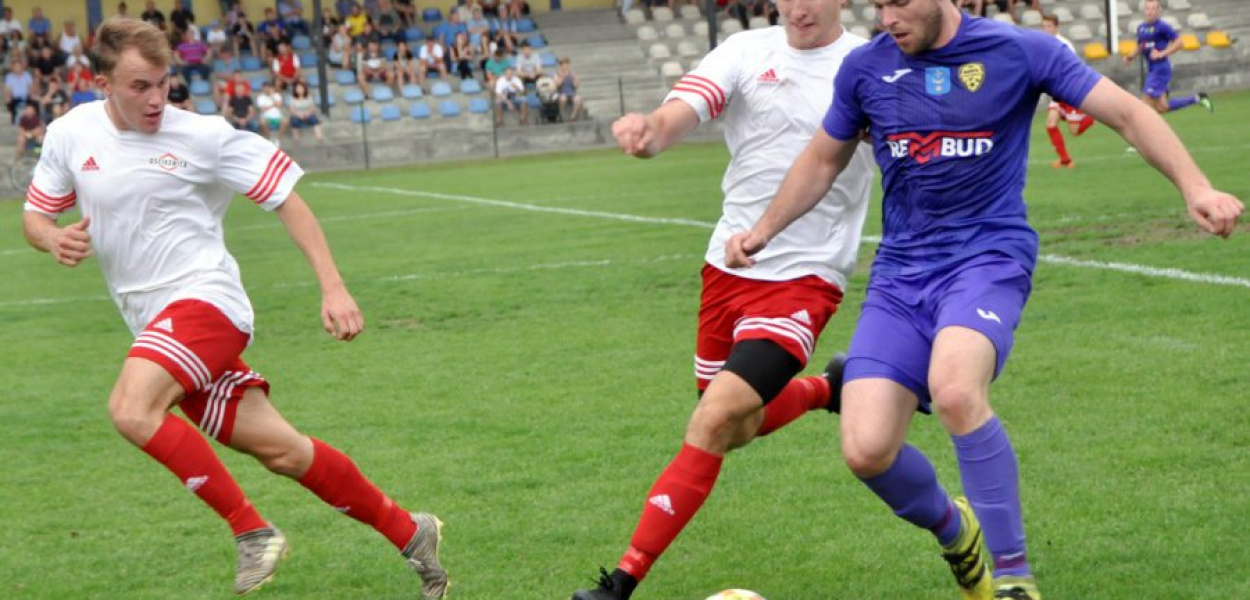 Łukasz Wierzba (pierwszy z prawej) zdobył pierwszego gola dla MKS w sezonie 2019/2020