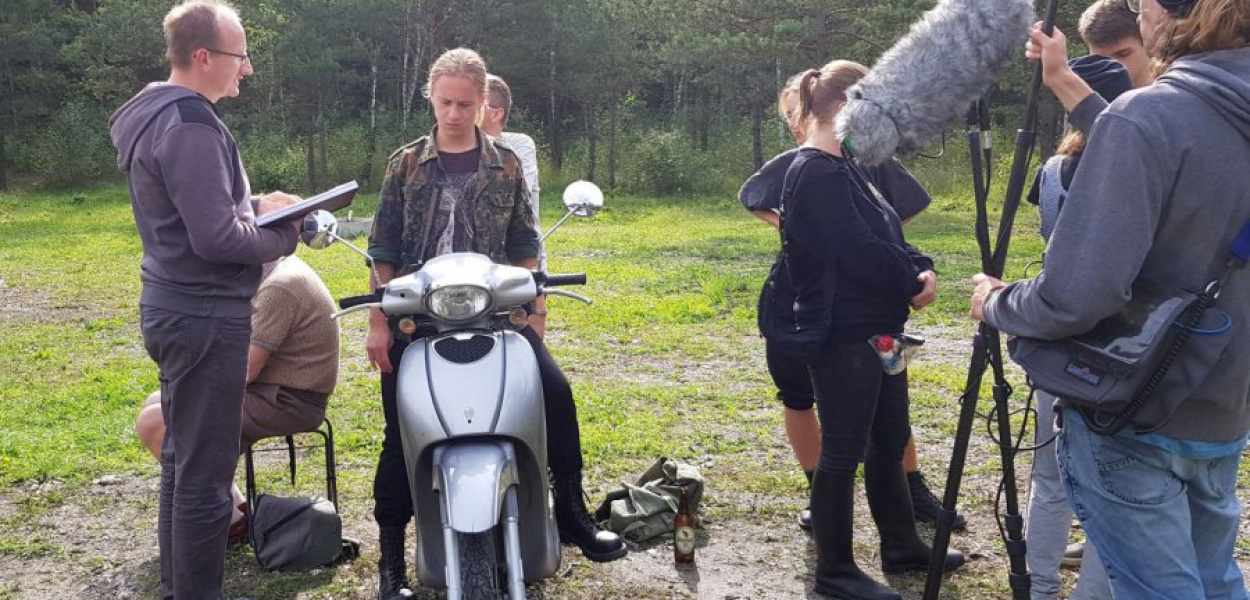 Tomasz Jurkiewicz w rozmowie z aktorami nad trzebińskim Balatonem