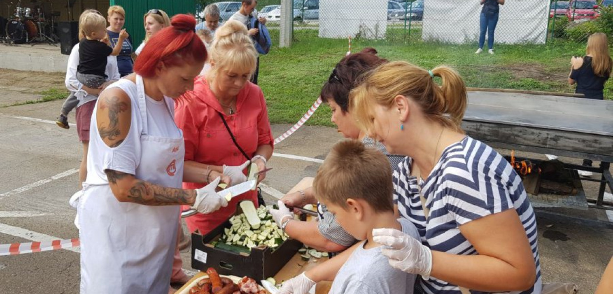 Trwa krojenie produktów do leczo