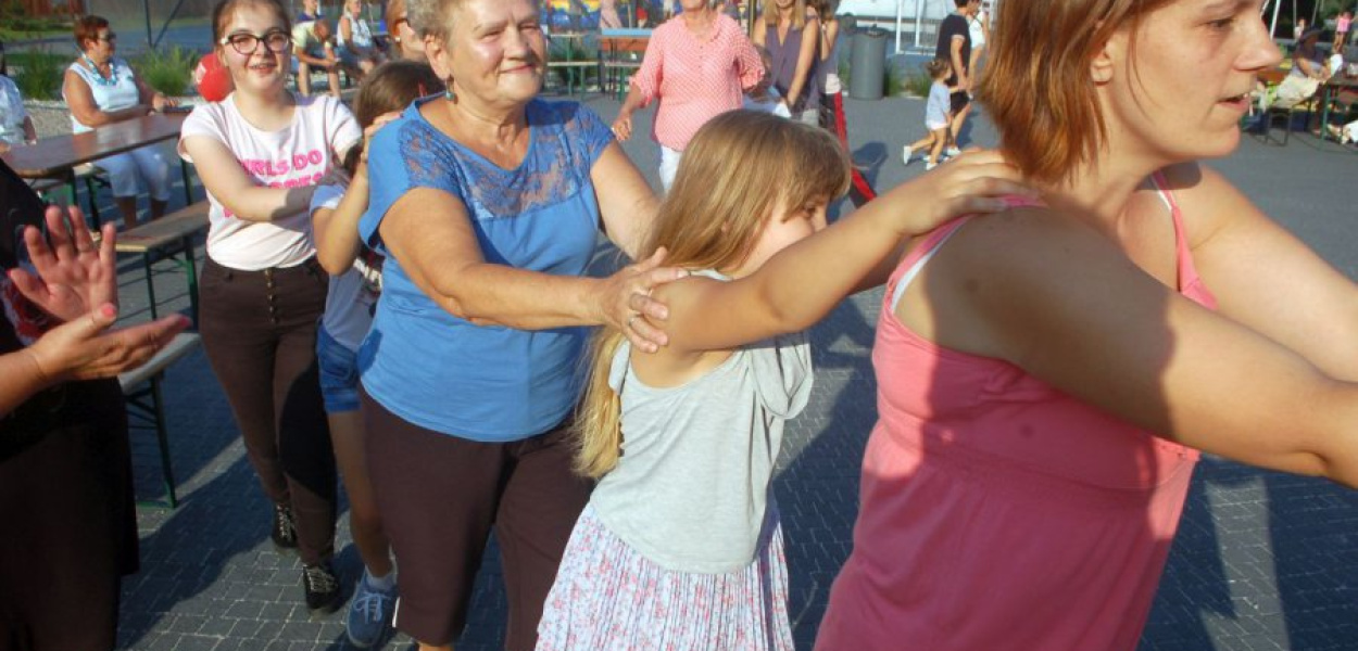 Dorosli i dzieci utworzyli pod sceną pociąg