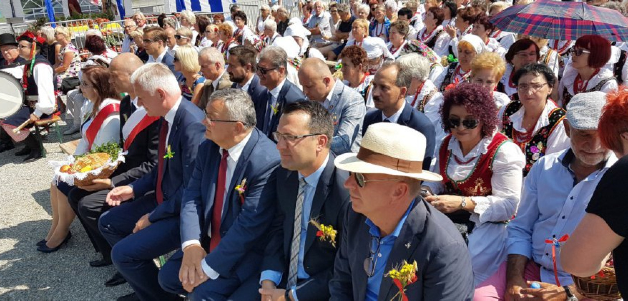 Goście podczas dożynek gminnych w Krzeszowicach