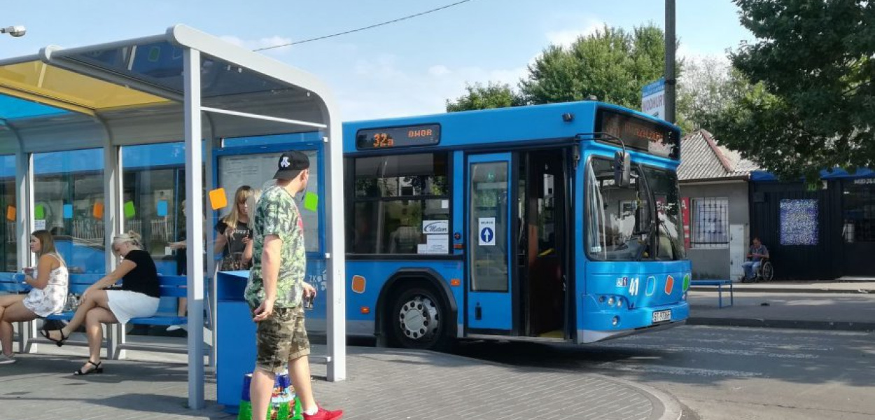 Uczniowie dojeżdżający do szkół autobusami ZKKM na dopłaty muszą jeszcze poczekać