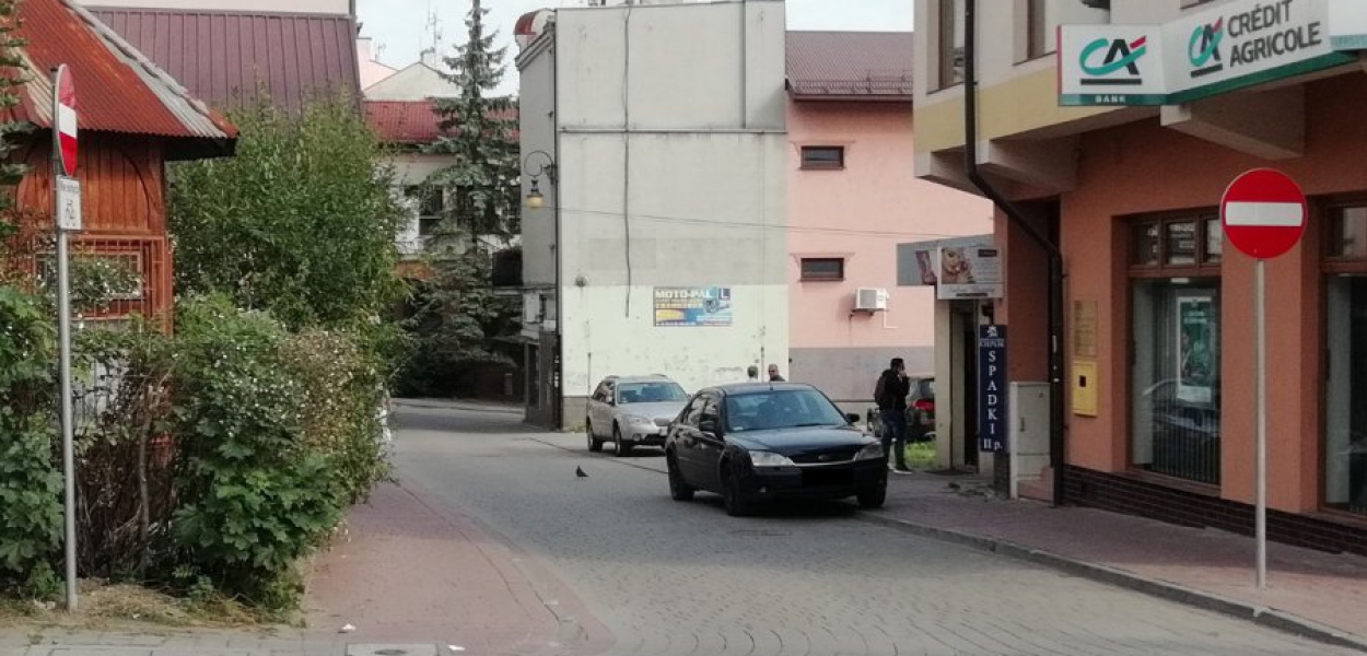 Znak „strefa zamieszkania&quot; stoi na Dobczyckiej w Chrzanowie na wysokości budynku, w którym jest optyk. W tej części ulicy nie ma wyznaczonych miejsc do parkowania