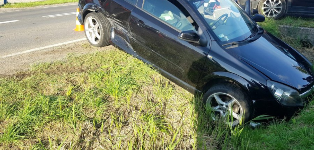 Jeden z samochodów wpadł do rowu. FOT. OSP Tenczynek