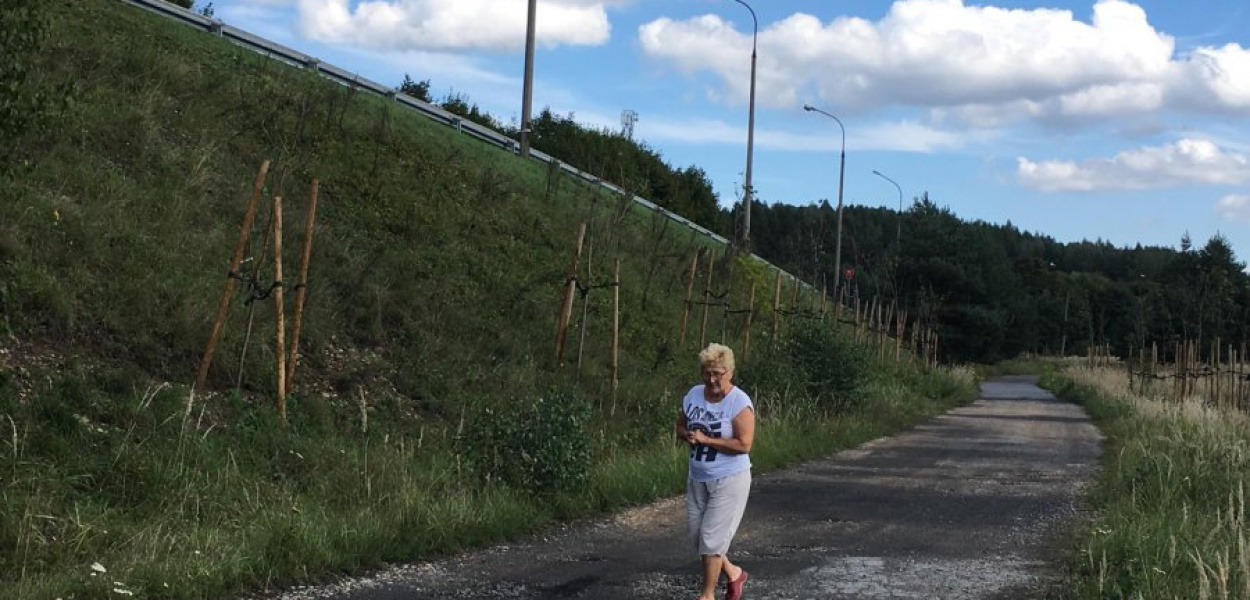 Wąską drogą dojazdową od ul. Śląskiej pani Zofia chodzi tylko za dnia. Gdy się ściemnia, już nie wychodzi z domu