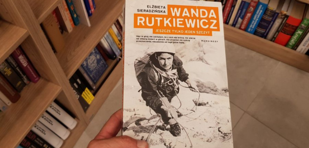 Książka ma 568 stron