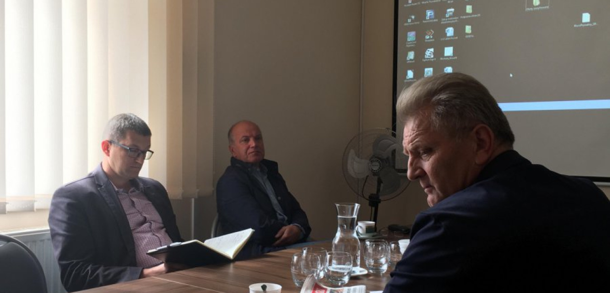 Na otwarciu ofert obecny był  Michał Bogacki z Eneris (od lewej) oraz Mieczysław Jakubowski, właściciel PW Miki (od prawej)