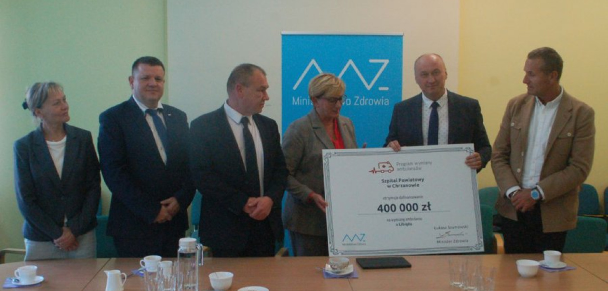 Po złożeniu elektronicznego podpisu na umowie o sfinansowaniu zakupu karetki wiceminister przekazała symboliczny czek