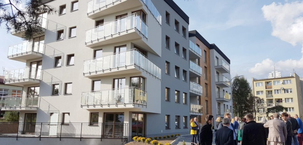 Przy ul. Szarych Szeregów w Krzeszowicach stanął pierwszy blok mieszkalny w mieście od połowy l. 80