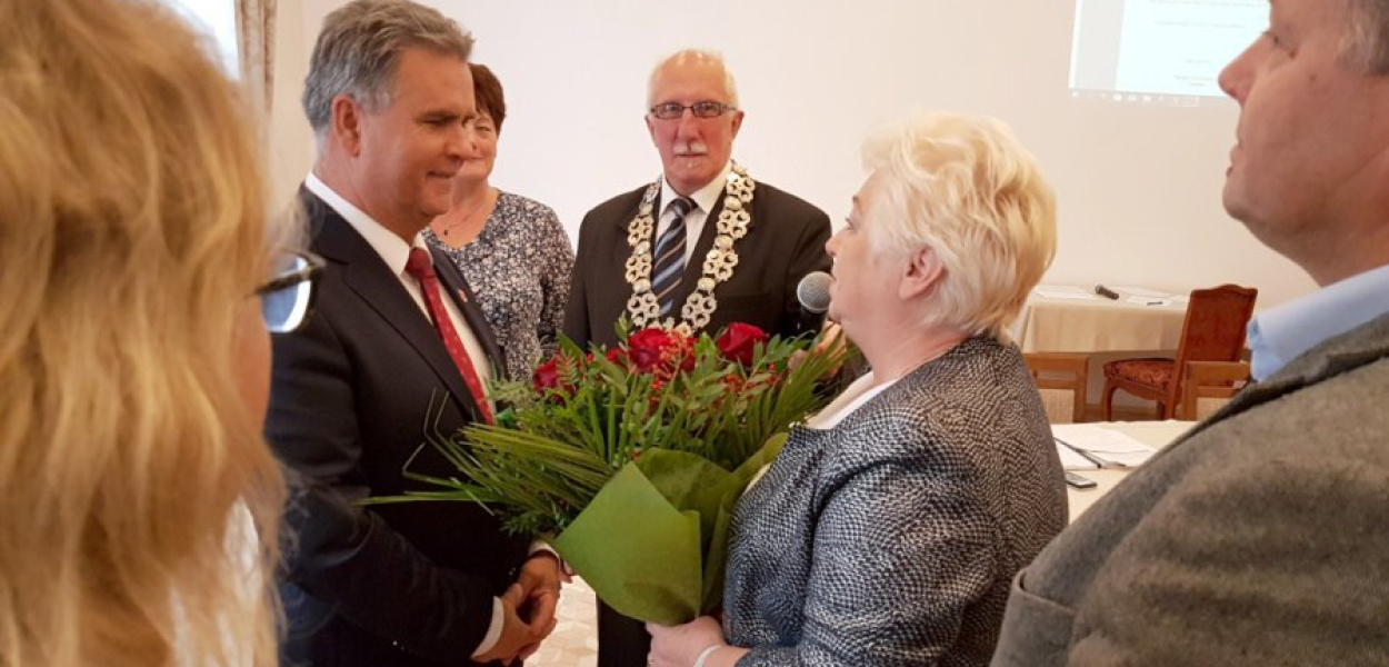 Burmistrz Krzeszowic Wacław Gregorczyk odbiera życzenia od sołtysów i radnych
