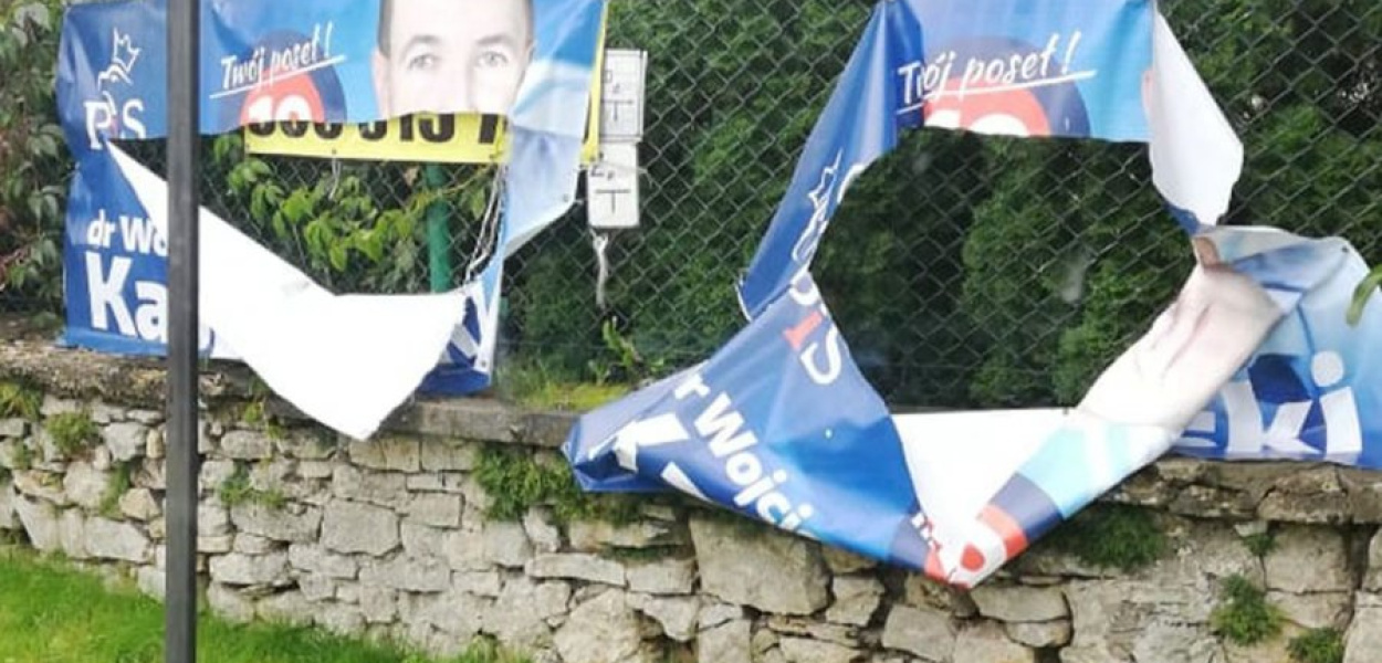 Tak wyglądały w weekend banery jednego z kandydatów PiS-u wiszące na rondzie w Wygiełzowie, fot. udostepnione przez Grażynę Trojanowską