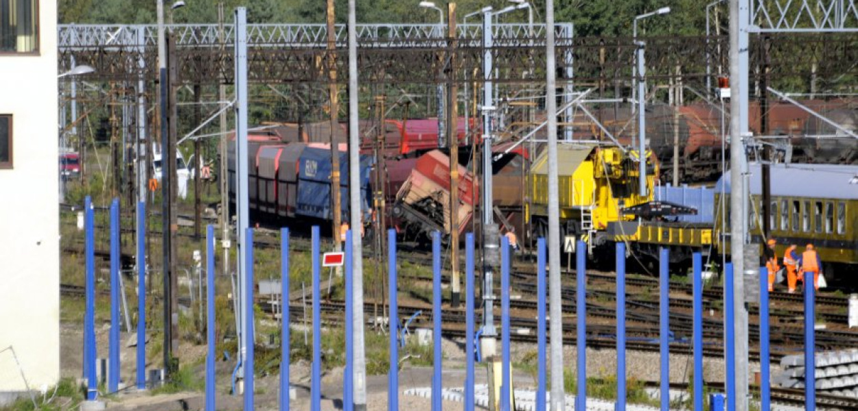 Wykolejone wagony na stacji PKP w Trzebini