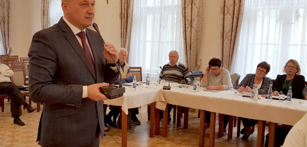 Artur Baranowski dyrektor chrzanowskiego szpitala przekonał do przekazania pieniędzy na zakup sprzętu krzeszowickich radnych