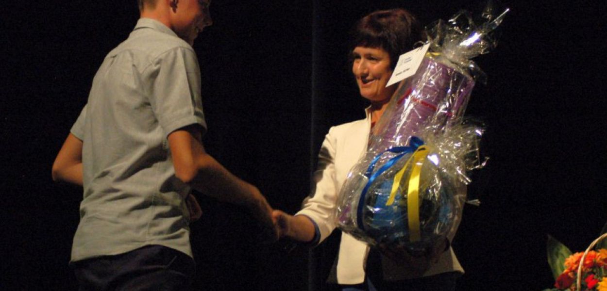 Nagrodę od wiceburmistrz Anity Lipnickiej odbiera Kamil Petka