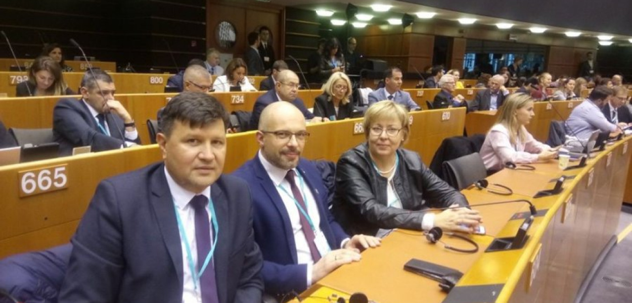 Rafał Kosowski (na pierwszym planie) w Brukseli reprezentuje Małopolskę. FOT. UMWM
