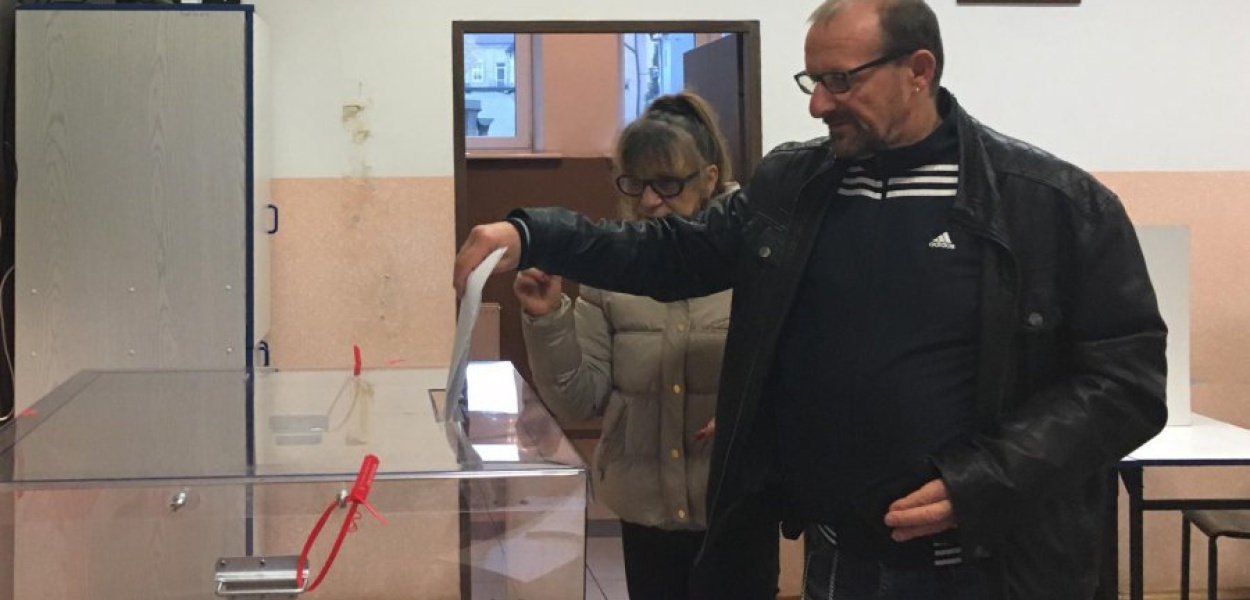 Maria i Andrzej Stępieniowie pierwsi zjawili się w komisji wyborczej nr 5 w Chrzanowie, znajdującej się w I LO