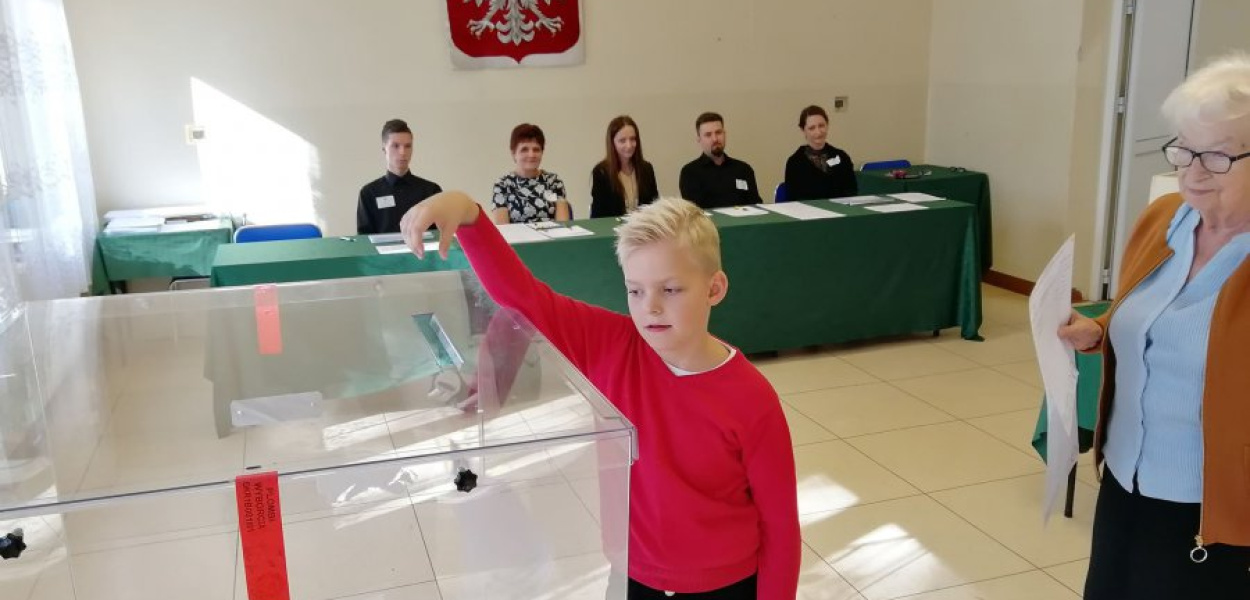 Franek przyszedł na wybory z babcią. Obwodowa Komisja Wyborcza nr 9 w Trzebini-Krystynowie  