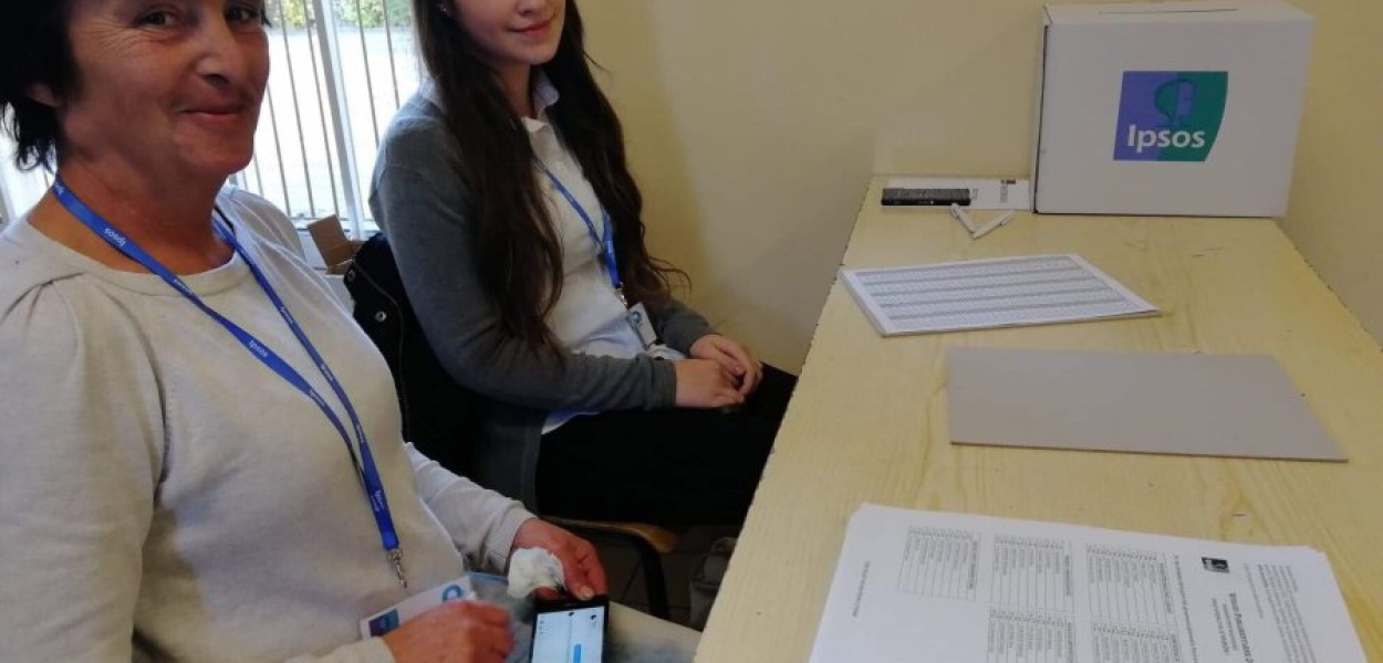 Marta Szwajda i Magdalena Półtorak przeprowadzają badania ankietowe przed lokalem wyborczym w Krystynowie