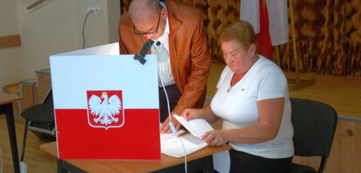 Stanisława i Ryszard Kosowscy w lokalu wyborczym