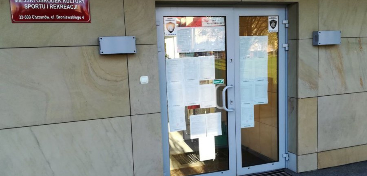 Na drzwiach MOKSiR-u wiszą dwa protokoły 