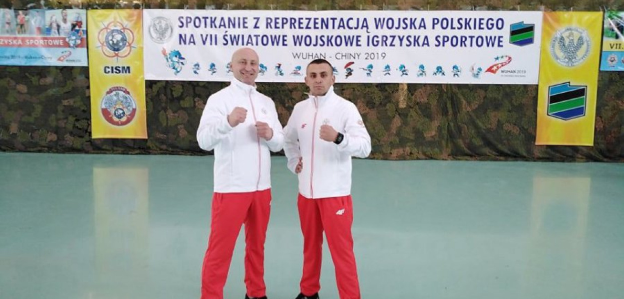 Ariel Środa (z lewej) poleciał do Chin w towarzystwie kolegi z jednostki Mateusza Kosteckiego fot. Fb 