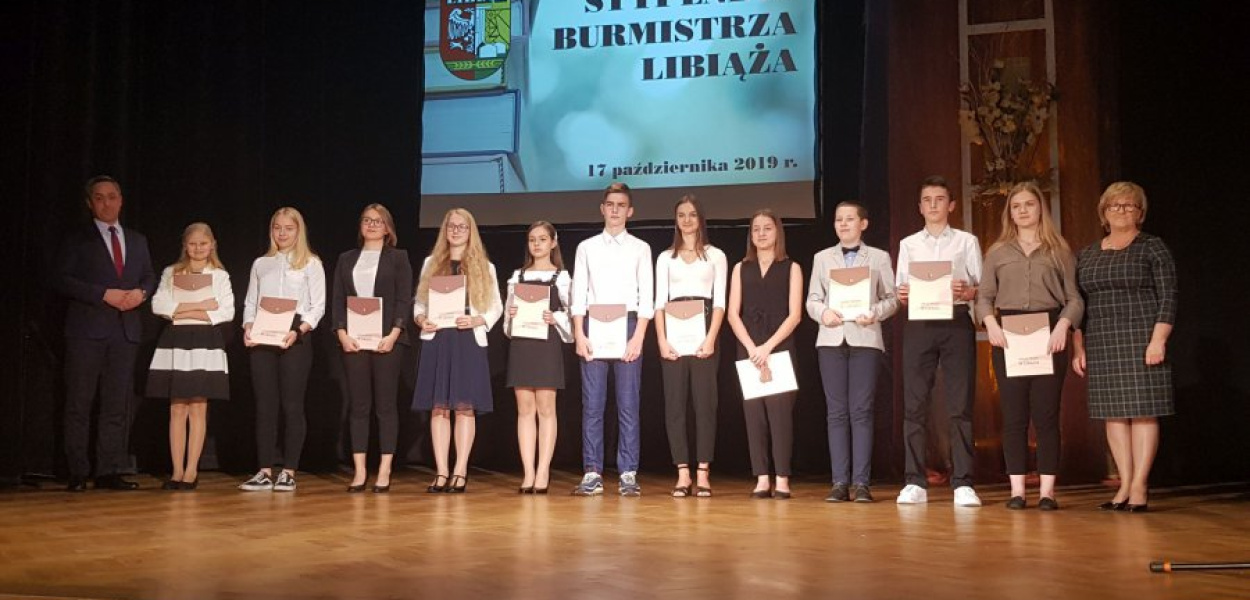 Stypendyści z wiceburmistrzem Hubertem Szumniakiem i przewodniczącą rady miejskiej Bogumiłą Latko